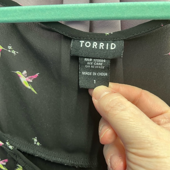 Torrid | Black Hummingbird Print Chiffon Tulip Back Sleeveless Top | size 1 - Picture 4 of 5